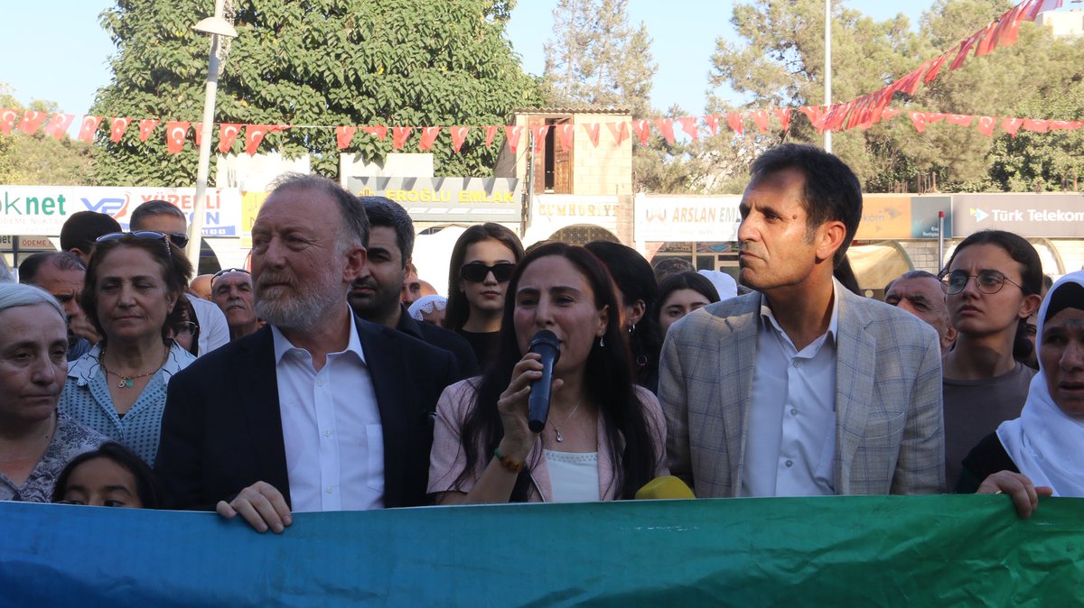 Suruç Amara Kültür Merkezi’nden başlayıp Suruç Meydanı’na yürüdük.
“Barış için bir adım da sen at” şiarıyla, barışın ve demokratik toplumun sesini yükselttik.

Barışı kuracak olan, halkların ortak mücadelesi ve örgütlü iradesidir!