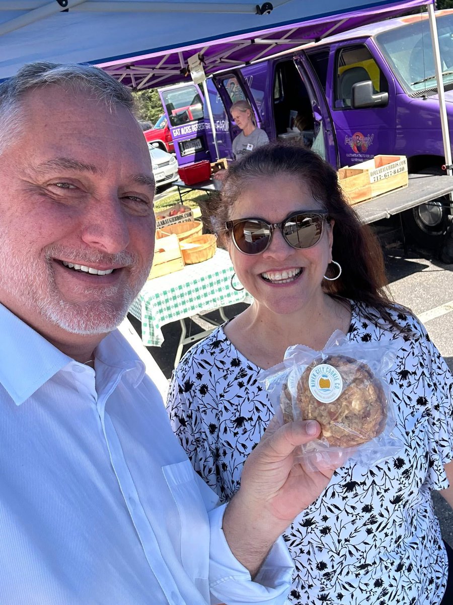 After my morning event and speech I stopped by a charming local Farmers Market today… wonderful to see so many nice folks!