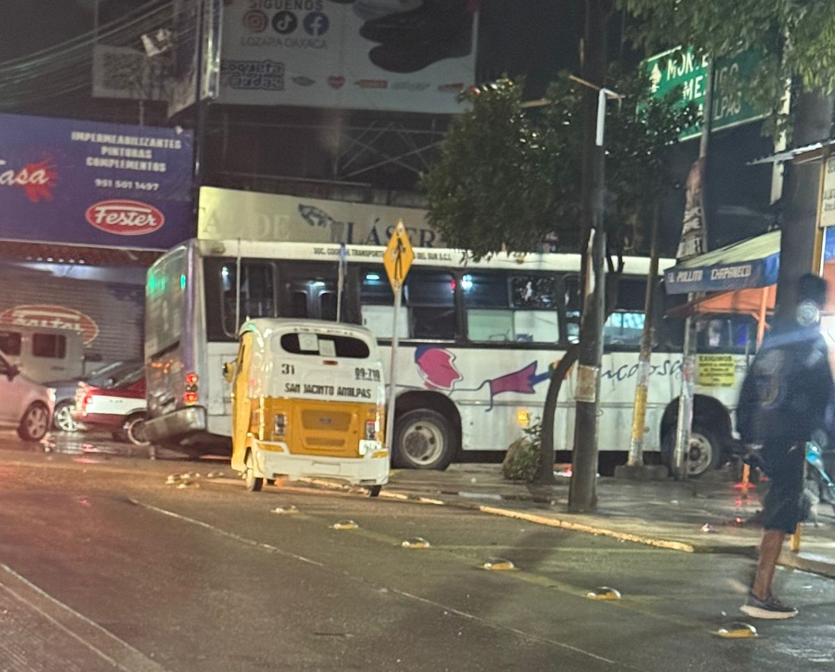 RIVAC_OAX's tweet photo. #ReporteCiudadano 
Caos vial en el puente del tecnológico por qué se cayó en un bache un urbano tusug , avísenle a Chagoya que venga a hacer un tik tok
#LoQueNuncaSeHabiaHecho 
@MunicipioOaxaca 
@raychagoya https://t.co/2OWMnRxkSH