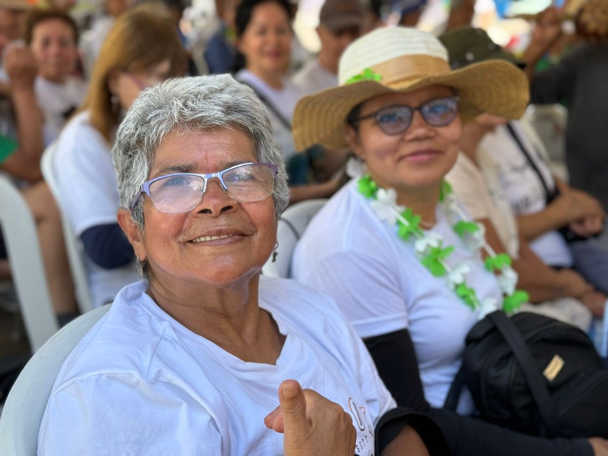 ❤️Hoy es un día bonito para honrar la sabiduría. Más de 13.000 asistentes recorrieron las calles de la ciudad para conmemorar el Día de las Personas Mayores. 🙌🏼Reafirmamos nuestro compromiso por una vejez activa, digna y saludable. 🫶🏼¡Qué orgullo Medellín! 😁