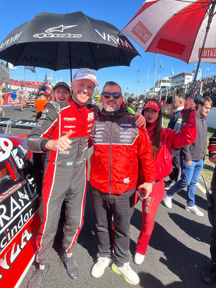 Con el número 1 ! Un hombre humilde y gran persona! Todo lo que toco lo convierto en oro ! Gracias por la invitación y esta gran victoria!