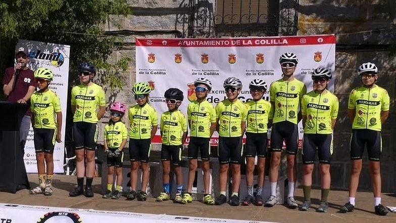 ciclismobejar's tweet photo. Los ciclistas de la #EscuelaCiclismoMoisesDueñas @jamonesaljomar 🟨⬛ pusieron el broche final a la🏆Copa CyL ruta zona A en #LaColilla Ávila
Gran esfuerzo de todos en la temporada y especial felicitación para nuestros campeones: 
🏅Raúl (principiantes)
🏅Guillermo (infantiles) https://t.co/LsykvNNzyS