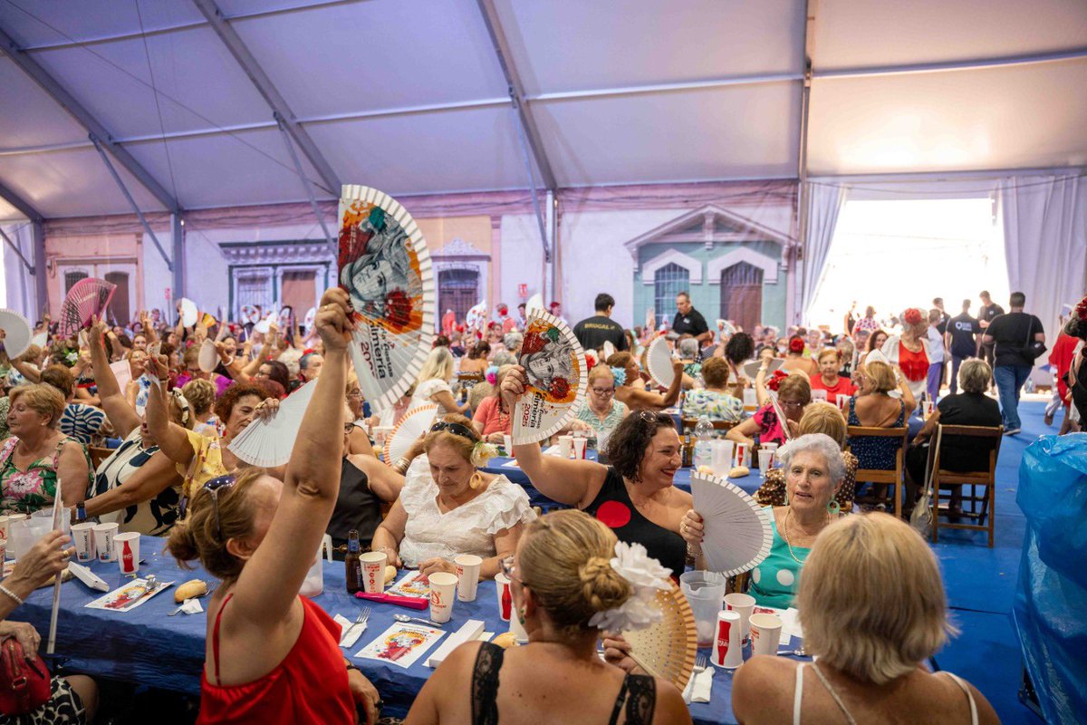 ♀️ La Feria celebra el tradicional Homenaje a la Mujer con un millar de participantes y el homenaje a Rosa Ventura “por su implicación”.
 
👩‍💼 A sus 90 años, es una activa usuaria de los Centros de la Mujer, por lo que ha recibido la distinción municipal de manos de la alcaldesa.
