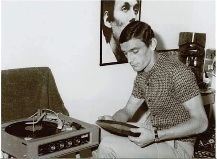 -Lei è di casa a Orgosolo, è mai stato a Porto Cervo? 
-Sono stato in Costa Smeralda solo d’inverno, per giocare a golf
-ma non è Sardegna anche quella? -No, è un mondo fasullo. 
Le ciabattine bianche abbinate ai pantaloni, lo spumantino in barca… non fa per me
E buona serata 🥰