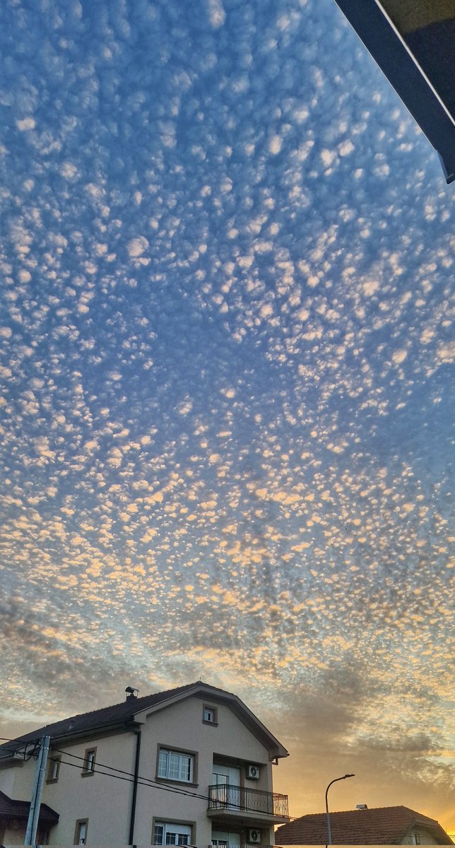 Lijepo nebo, jedna od stvari koje me održavaju psihički stabilnom, i to je tako.