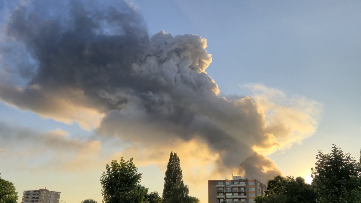 N_Heij's tweet image. Jemig. Ik dacht een mooie cumulus te zien, maar dit is een andere soort Cumulus, sterkte aan iedereen #aalsmeer #oosteinderweg @BrandweerAA #pyrocumulus @helgavanleur @WilliamHuizinga @mrmiddendorp @weermanrobert @StormchaserNL