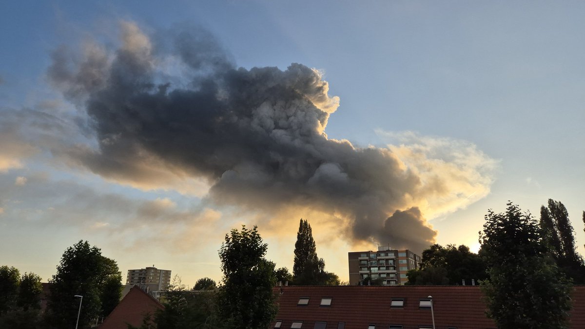 N_Heij's tweet image. Jemig. Ik dacht een mooie cumulus te zien, maar dit is een andere soort Cumulus, sterkte aan iedereen #aalsmeer #oosteinderweg @BrandweerAA #pyrocumulus @helgavanleur @WilliamHuizinga @mrmiddendorp @weermanrobert @StormchaserNL