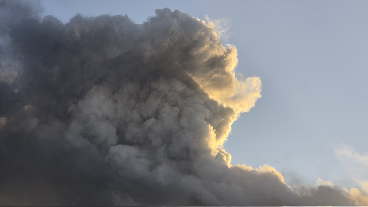 N_Heij's tweet image. Jemig. Ik dacht een mooie cumulus te zien, maar dit is een andere soort Cumulus, sterkte aan iedereen #aalsmeer #oosteinderweg @BrandweerAA #pyrocumulus @helgavanleur @WilliamHuizinga @mrmiddendorp @weermanrobert @StormchaserNL