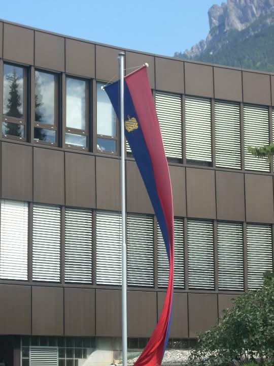 Una pequeña enseñanza de vida cuando me tocó visitar Liechtenstein 🇱🇮
Me impresionó ver tantas banderas por todos lados.... (fotos mías) 

Después caí en la lógica... Son solo 40 mil personas... Quien va a festejar sus símbolos patrios si no lo hacen ellos....