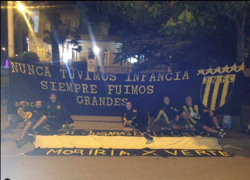 Rojo la cola te arde
veni no seas cobarde
parate de mano..