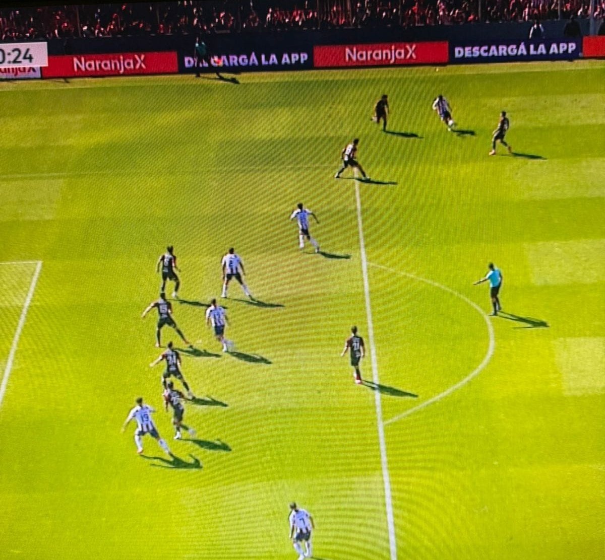 Los eternos robos a #Huracan , estas ganando el partido con 10 jugadores y el empate del local en claro OffSide te lo cobran .
Increíble