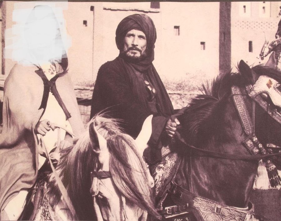 تزوج الحجاج بن يوسف الثقفي من امرأة اسمها
هند رغما عنها وعن ابيها.

وذات مرة وبعد مرور سنة على زواجهما جلست
هند أمام المرآة تترنم بهذين البيتين:

وماهند إلا مهرة عربية … 
سليلة أفراس تحللها بغل

فإن ولدت مهر فلله درها…. 
و إن ولدت بغل فقد جاء به البغل …

فسمعها الحجاج فغضب ،