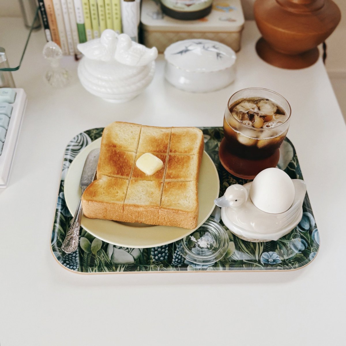 トーストにコーヒーとゆで卵 いつも通りの月曜朝