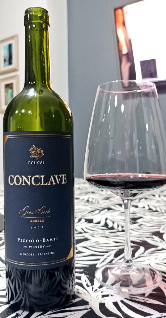 Hermoso vino este corte 60% Malbec y 40% Cabernet Franc de <a href="/piccolobanfi/">Bodega Piccolo Banfi</a>.
Se nota la mano maestra de Michel Rolland como enólogo asesor.