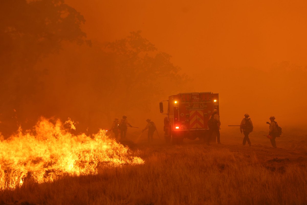 CALFIRELNU's tweet image. Two zones that were under evacuation orders have been downgraded to evacuation warnings in the #PickettFire area.

Here are the zones:
NPA-E120
POP-E001A

Check the latest evacuation zone details here: protect.genasys.com/search?z=14&amp;amp;la…

Find more details about the Pickett Fire here: