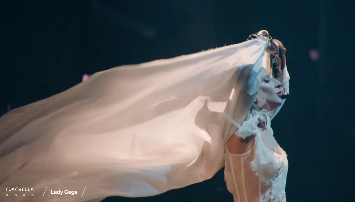 izwanhs's tweet image. Im still here 🥺 #Gagachella