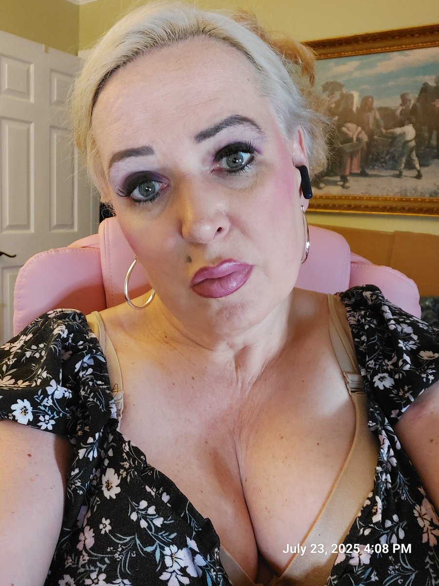 MistressEvermo1's tweet photo. @supermolly700 Love ❤️ your hips!! The most sexy and feminine part of a woman, IMO ! #Sexy #UltraFeminine https://t.co/0xldxLclkd