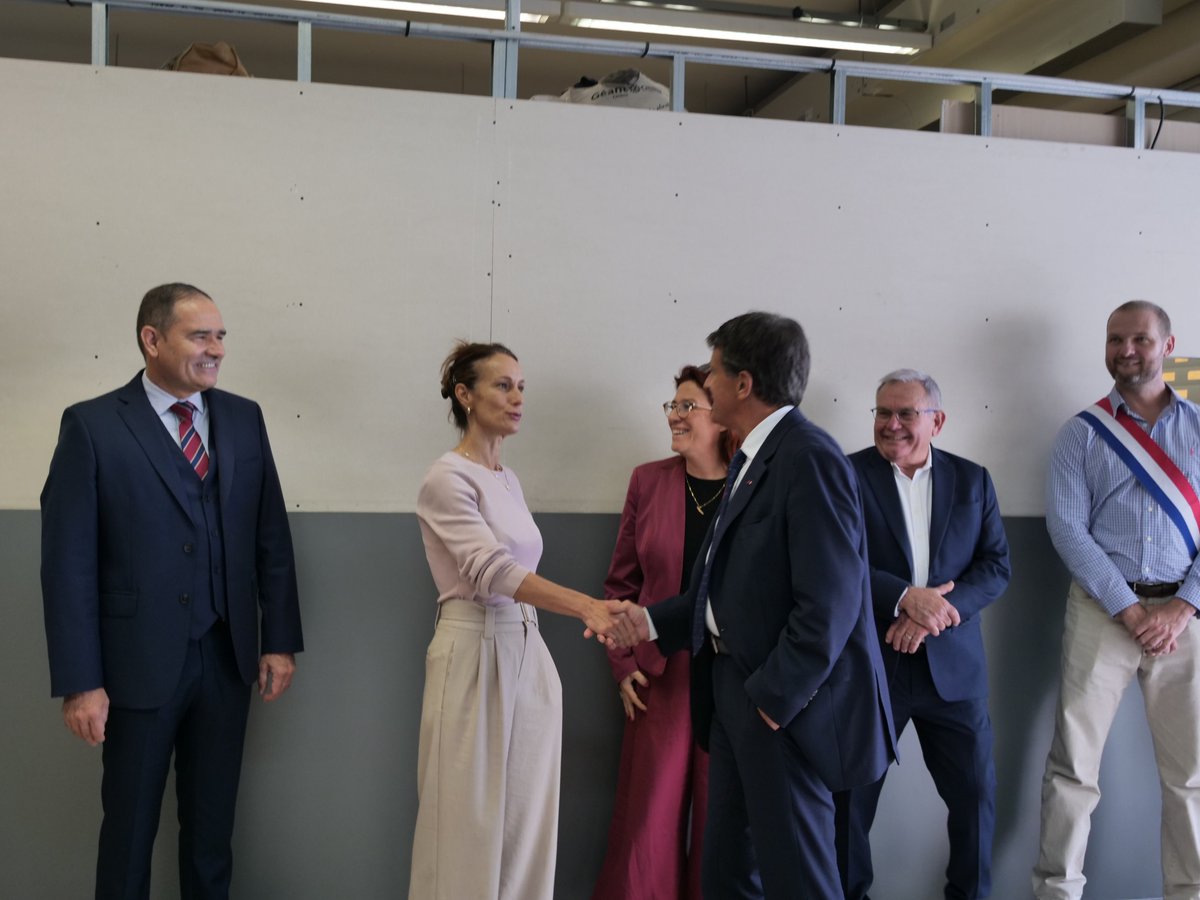 La membre du gouvernement Isabelle Champmoreau a visité, aux côtés de Manuel Valls, les anciens et les nouveaux locaux de la BANC. L’occasion pour le ministre d’annoncer la signature d’une convention pour accompagner la BANC à hauteur de 196 millions de francs.