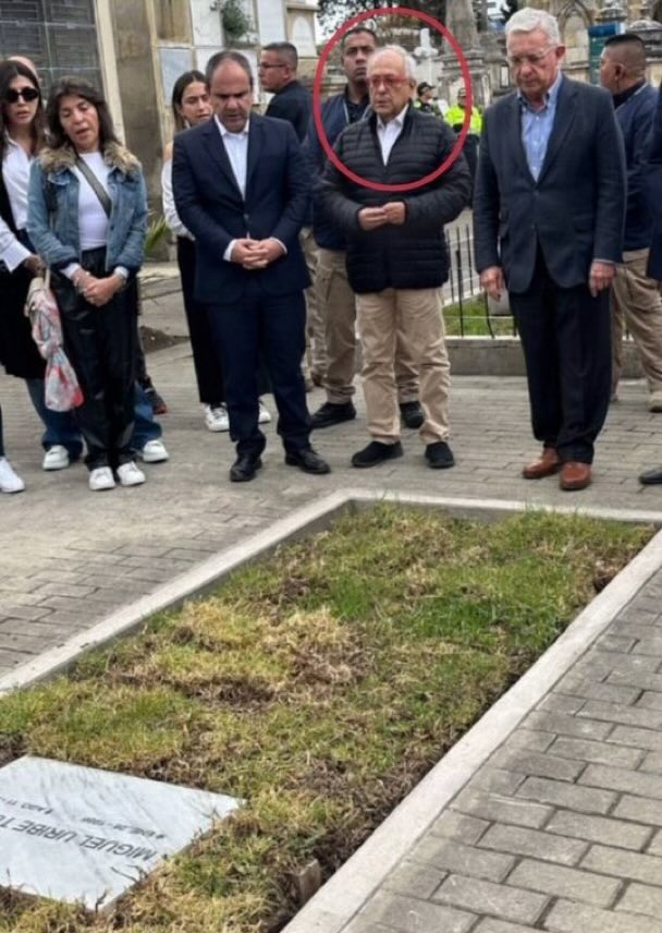 Diana Turbay Quintero murió estando secuestrada por Pablo Escobar Gaviria. Hoy, el pupilo mayor deEcobar, Álvaro Uribe Vélez, y su secuaz, José Obdulio Gaviria (primo hermano de Escobar) cayeron como chulos hambrientos sobre la tumba del hijo de Diana Turbay Quintero.
