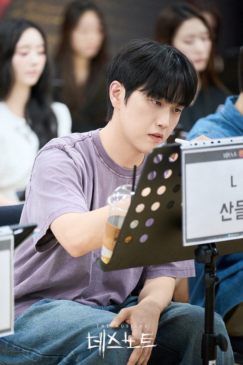 #뮤지컬 #데스노트

무대를 향한 열정이 느껴지는 첫 만남의 순간✨

설렘과 강렬한 에너지가 가득한
상견례 현장을 공개합니다!

누군가 이 세상을 바로잡아야 한다
𝐌𝐔𝐒𝐈𝐂𝐀𝐋 𝐃𝐄𝐀𝐓𝐇 𝐍𝐎𝐓𝐄

2025.10.14 GRAND OPEN
#디큐브링크아트센터