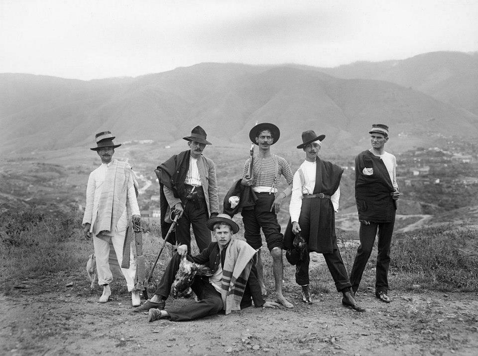 Welserland's tweet image. Grupo de cazadores en Caracas 1910 (?) alguien tiene mas contexto de esta foto?