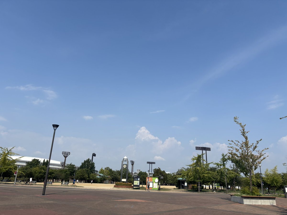 夏休み最終日は娘の400✖️4リレー観戦。

隣に座った方と会話が弾み、お互いハラハラして応援し、終わったら『お疲れ様でした〜』

知らない方とでも思いを共有することで数倍楽しくなる事を実感した午後でした。

#陸上観戦
#マイルリレー