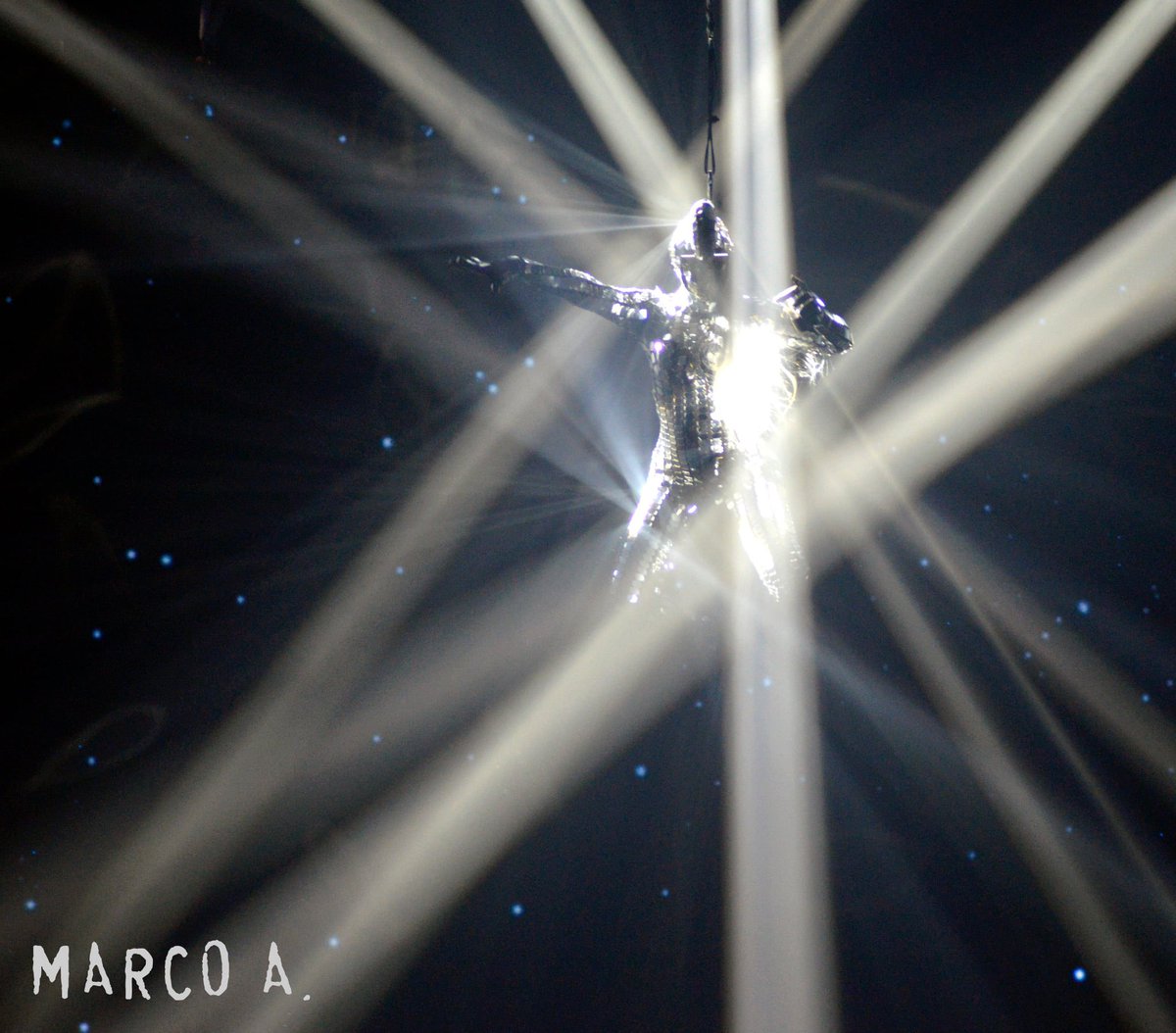 Después de 15 años Roberto me cumplió colgarme en un festival! Jajaja 
El ser galáctico de luz más brutal de My UniveRS 🪩💃🏻✨✨✨