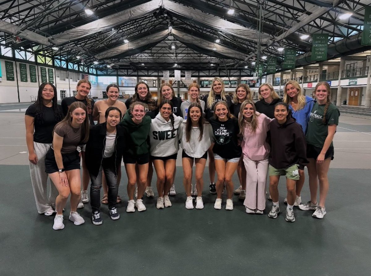 First of many team pics of your new 25-26 women’s basketball team! Excited for the first day of school tomorrow!💚