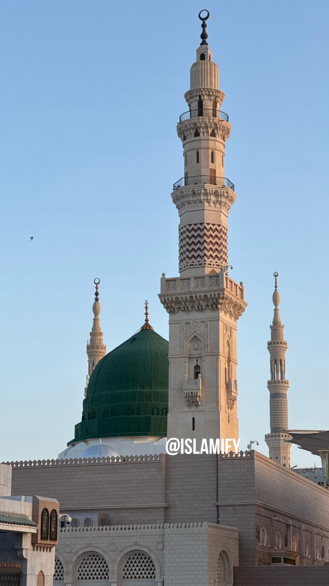 Allāhumma ṣalli ʿalā Muḥammad wa ʿalā āli Muḥammad, kamā ṣallayta ʿalā Ibrāhīm, wa ʿalā āli Ibrāhīm innaka ḥamīdun majīd

Allāhumma bārik ʿalā Muḥammad wa ʿalā āli Muḥammad, kamā bārakta ʿalā Ibrāhīm, wa ʿalā āli Ibrāhīm innaka ḥamīdun majīd