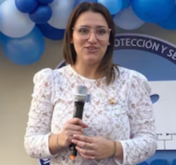 Con esta cara de pelotuda es la encargada de cagarte la vida a vos, que hoy no podés tomar tu avión. Paola Barrita, Secretaria General de Controladores Aéreos, y también hija de un barrabrava.