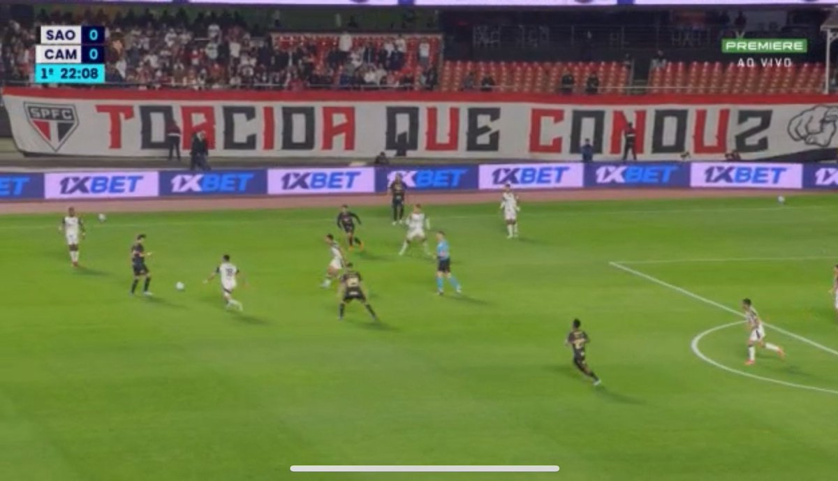 _RaiMonteiro's tweet image. O lance do gol sai em um desequilíbrio desses encaixes. Reinier era o responsável por Pablo Maia, mas “larga” o camisa 29 pra pegar Bobadilla, que “deveria” ser marcado por Igor Gomes. Bote tarde, espaço e gol!