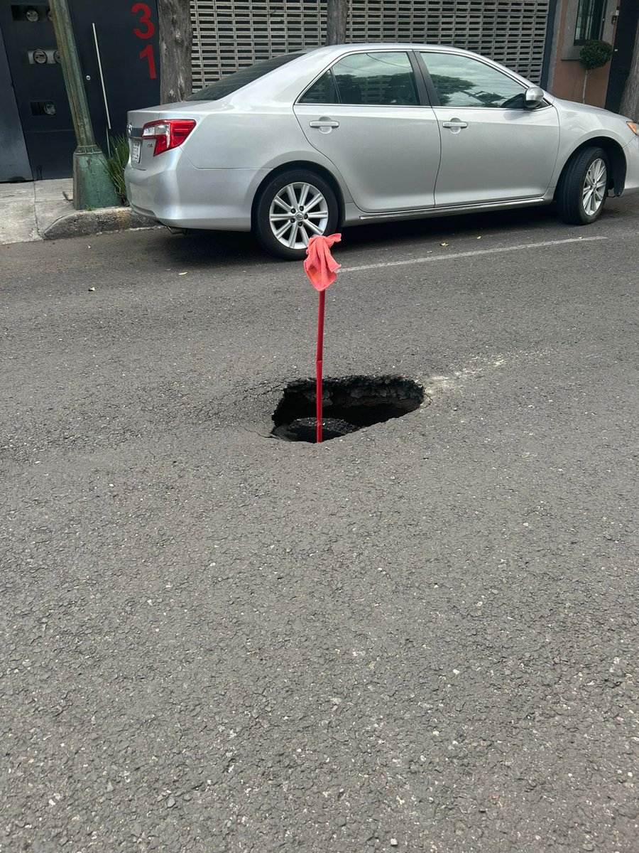 MTapia62's tweet image. .@AccionesBJ Buena tarde, en la calle Sánchez Azcona número 1533 entre San Lorenzo y Miguel Laurent se está formando un socavón, que si no lo atienden muy pronto, va a causar un grave accidente. @BJAlcaldia