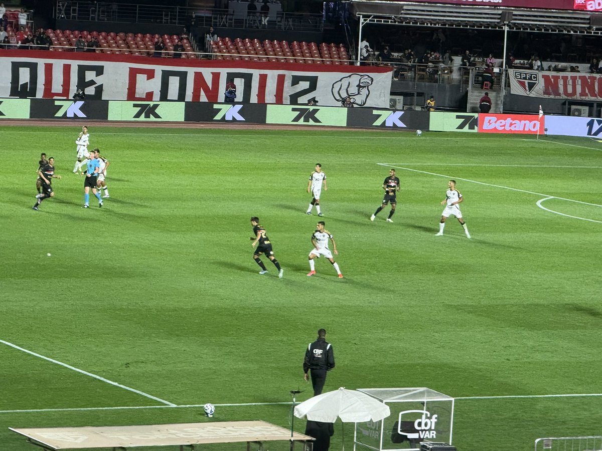 _RaiMonteiro's tweet image. O duelo Crespo vs. Cuca é um jogo de times que trabalham com muitos encaixes de marcação individual. Cuca usa Alan Franco entre os zagueiros em vários momentos para ter sobra contra Ferreira e André, Igor Gomes persegue Marcos Antônio e Fausto encaixa em Bobadilla.