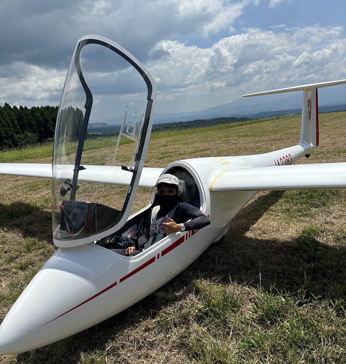 久住Day3
3日目にして初めてのフライトでしたが、トップが低く粘るフライトをするもポイントには届かず、、

久住Day4
離脱高度がとれ、雲が貼って沈下が少なかったため、離脱からワングライドで旋回点クリア！🥳
その後プラスに当たらずワンポイントで着陸しましたー🛬

#久住山滑2025 #久住山滑