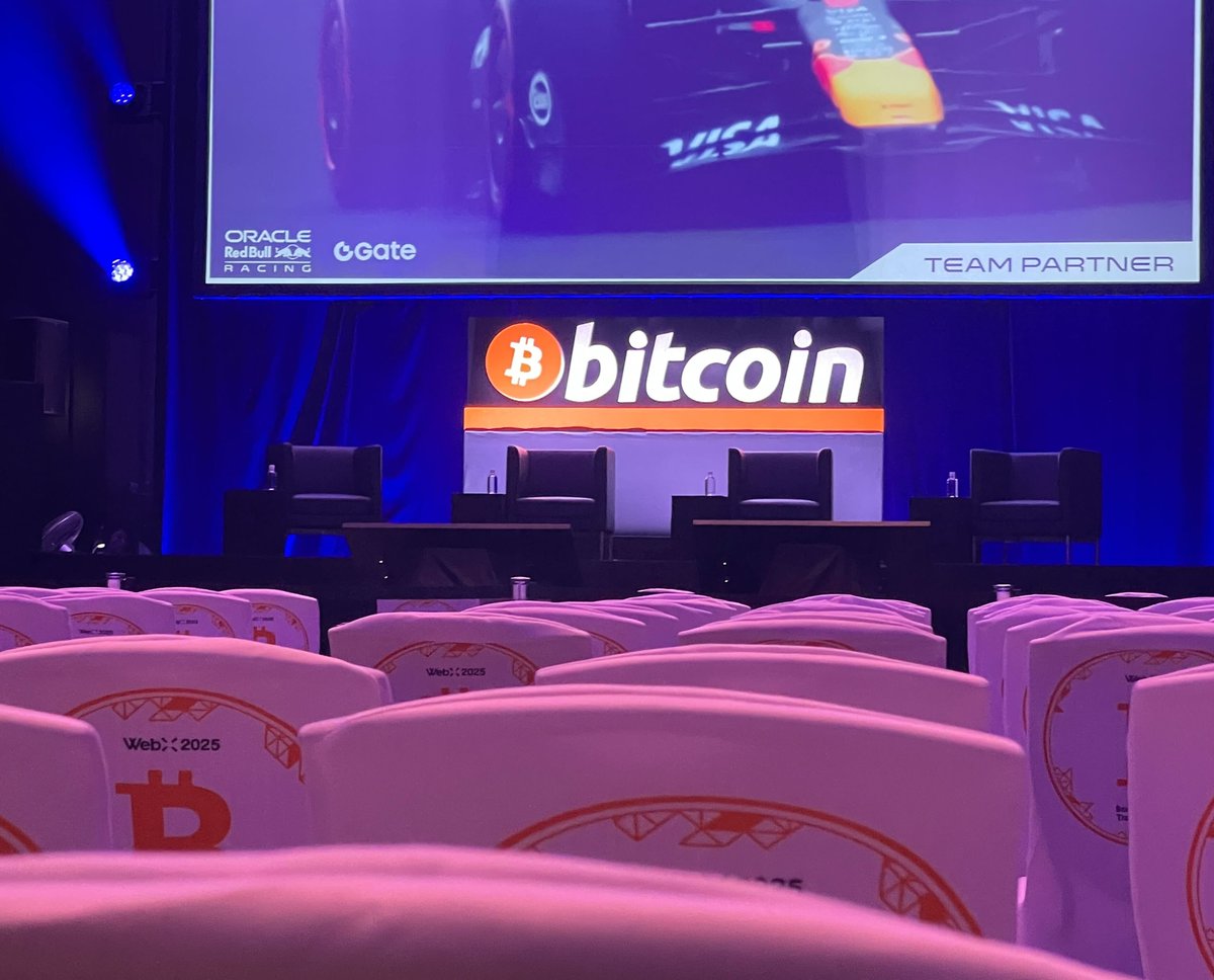 こちらは、Bitcoin[.]jp Stageの様子です。 ステージに続く廊下では、ビットコインをイメージしたオレンジのライトアップも。  #WebX2025