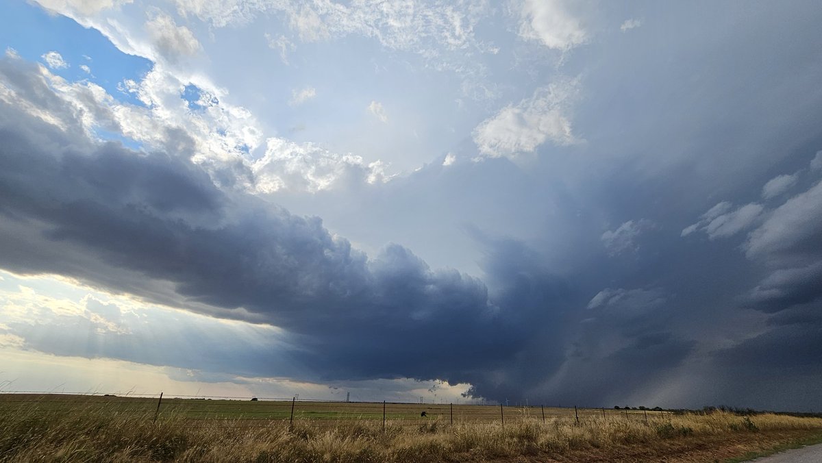 Massive inflow tail forming N of Sweetwater OK earlier. #okwx #wxtwitter #wxX