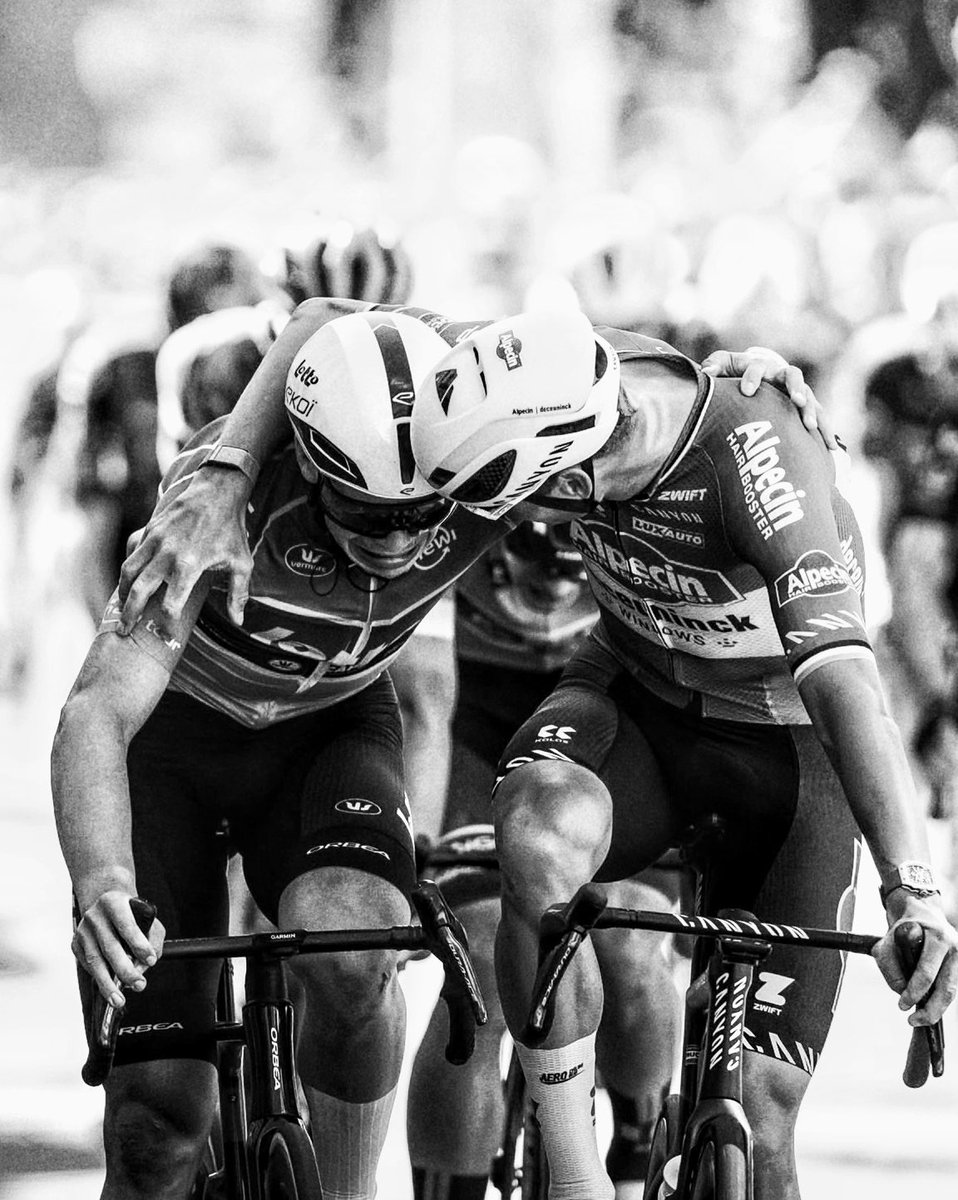 ¿Puede caber más grandeza en una foto?
Porque esta tiene todo lo que está bien en el ciclismo y esconde una de las grandes historias de la temporada 2025.

Estoy muy feliz de todo lo que ha sucedido (y cómo) en el Renewi Tour con de Lie y van der Poel como protagonistas.

1/6