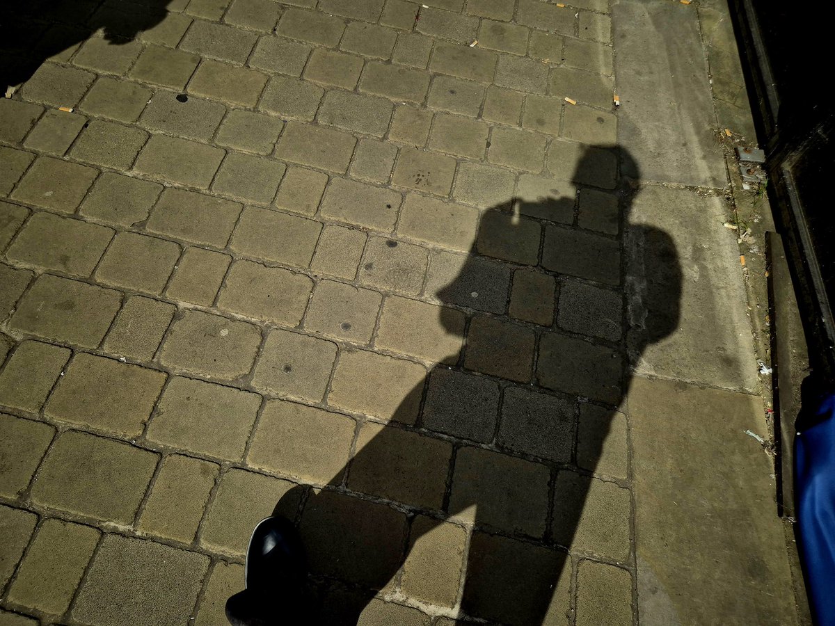 manchester’da geziyor tozuyor, yemek yiyor.. yarin aksama da SOLD OUT’lamis turnesinin konserine cikacak.. bu arada sold out kelimesine triggerlanan kim varsa simdiden ozur dilerim.. 😞