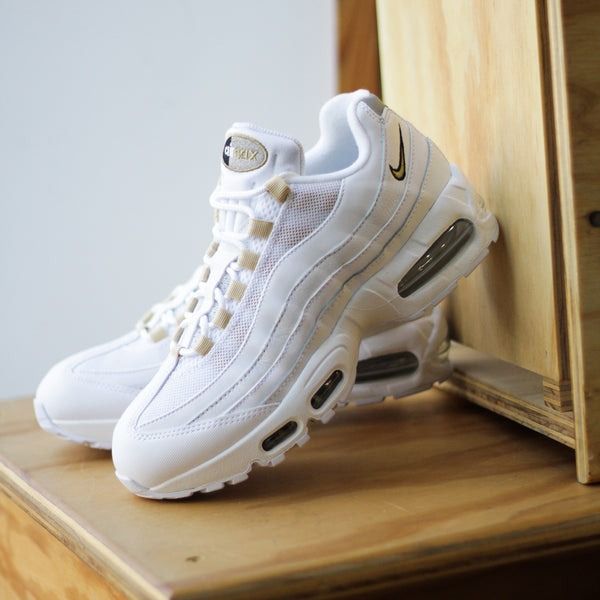靴 NIKE AIR MAX 95 OG WHITE/LLIC GOLD NIKE AIR MAX 95 OG WHITE/METALLIC GOLD-BLACK-PEARL GREY