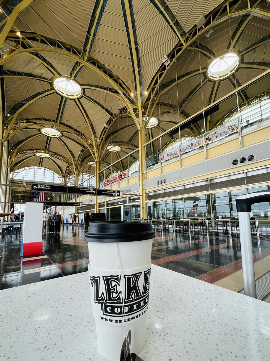 Flight to #NIOA2025 on consistent updating delay so I picked up a london fog from the DCA <a href="/ZekesCoffeeDC/">Zeke's Coffee DC</a>.