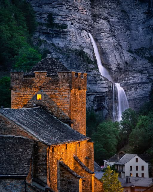 La magia de la noche ✨ sobre una de las cascadas más accesibles e impresionantes... la Cascada del Sorrosal en #Broto 💦 todo un espectáculo para los sentidos 🙌

Fotografía de instagram.com/javiergonzalez…