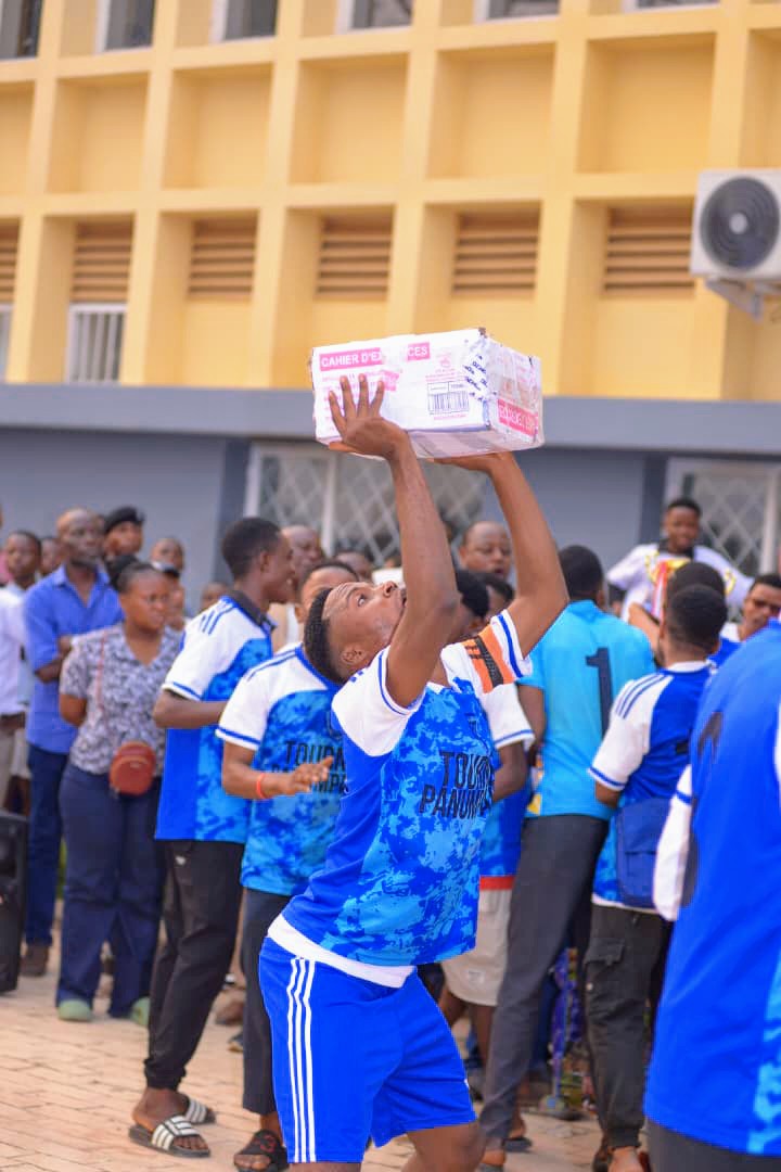 Fin du Tournoi PANUMPAKOLE.
Plus de 1000 Élèves participants à ce tournoi, ont benecié à la veille de la rentrée scolaire 2025-2026, des fournitures scolaires en plus des enveloppes, jeux des vareuses ainsi que des ballons de football.
Tout donner pour le Kasaï-central ✊️