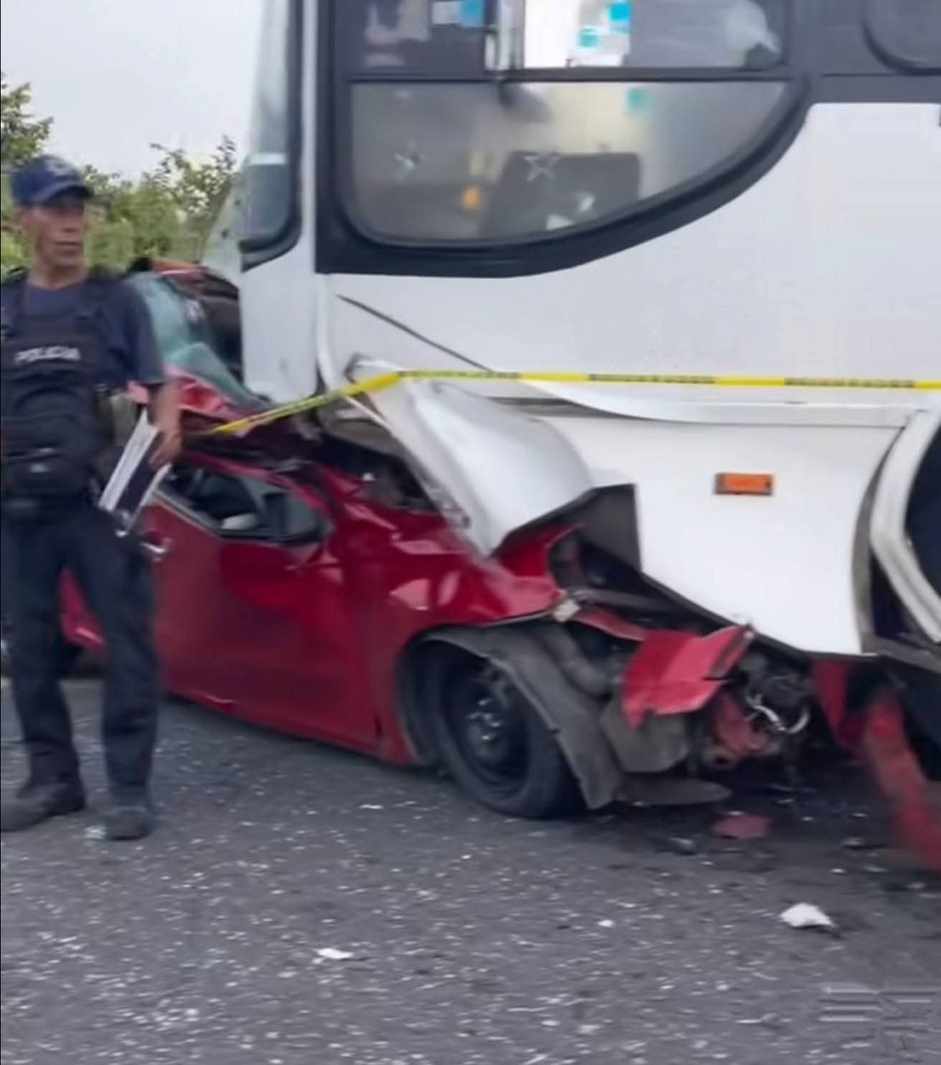 Una familia pierde la vida tras impactarse de frente contra un autobús en la carr. Alvarado - Arbolillo, en #Veracruz
El chófer del camión de la línea Sotavento invadió el sentido contrario provocando el fatal accidente en donde parece una mujer un hombre y un menor
#QEPD
