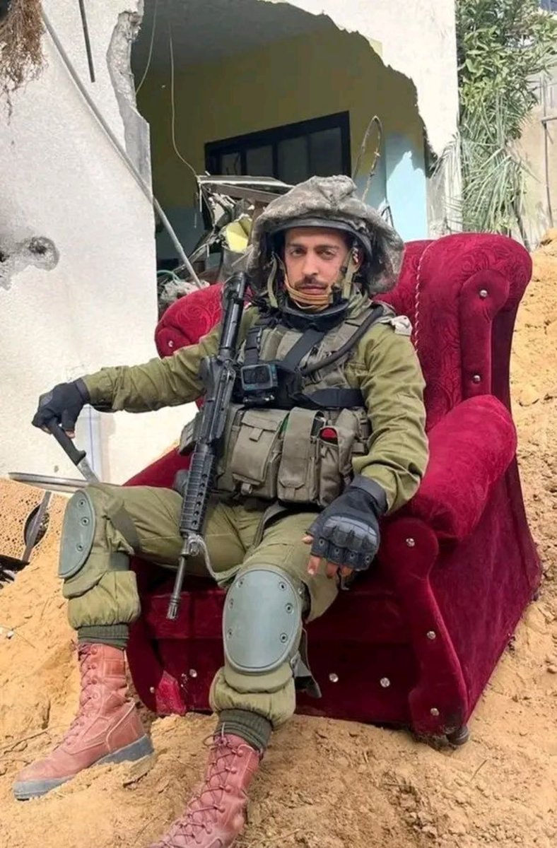 💢 Soykırımcı İsrail askerlerinden
Yarbay Shimon Hartz’ın,
Yahya Sinvar’ın evinin enkazı üzerinde
çektirdiği fotoğrafın ardından direnişçiler
tarafından gebertilerek cehenneme 
yollandı.