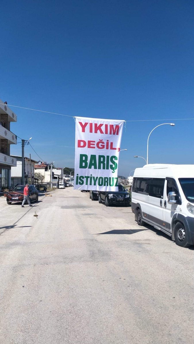 Türkiye’de 2014 yılında yürürlüğe giren Büyükşehir Yasası ile birlikte yaklaşık 17.000 köy mahalleye dönüştürüldü. Bu düzenlemenin amacı kırsal bölgelerin kalkınmasını hızlandırmak, yerel yönetim hizmetlerinin daha etkin ulaşmasını sağlamak ve şehir-köy arasındaki farkları