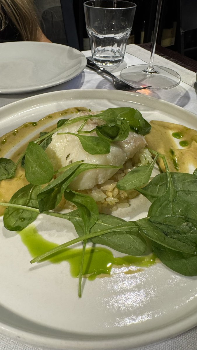 Aplicando los principios de austeridad republicana del obradorismo, hoy cenamos:

Ensalada caprese con tomate al horno, rigatoni amatriciana, albóndigas de res y cerdo a la romana y merluzo en una cama de arroz frito con espinaca fresca. 

Salud!