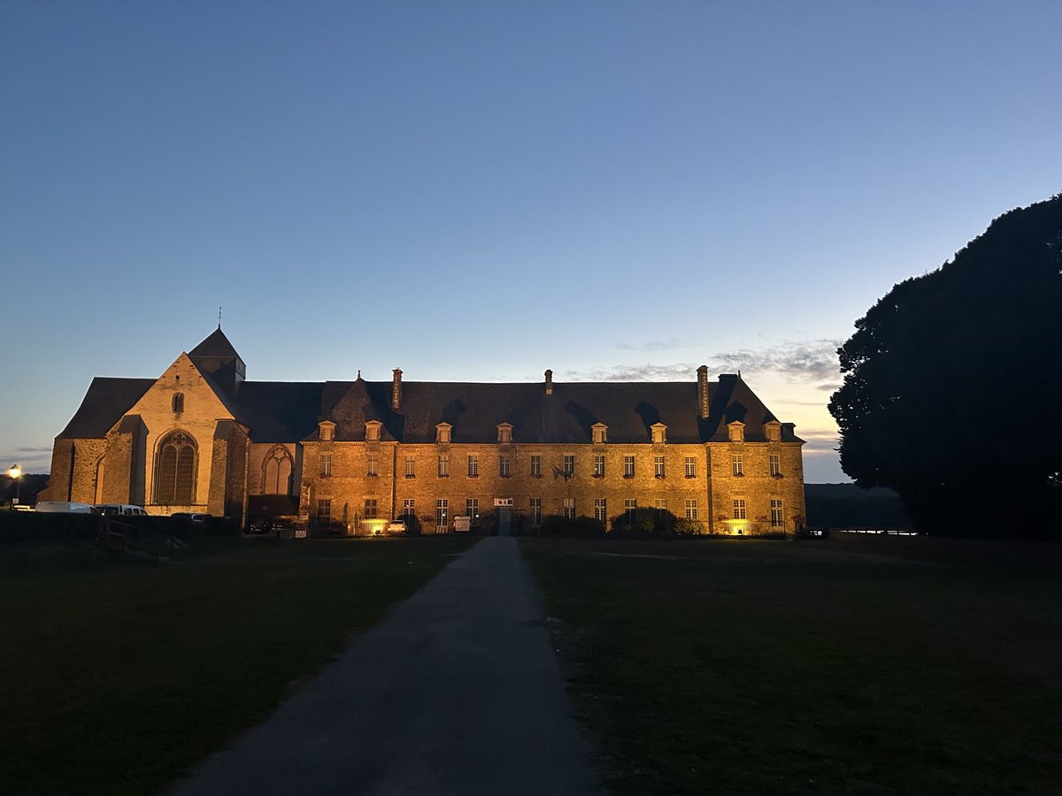 Il s’agit bien de l’abbaye de Paimpont, porte d’entree de la forêt de Broceliande..