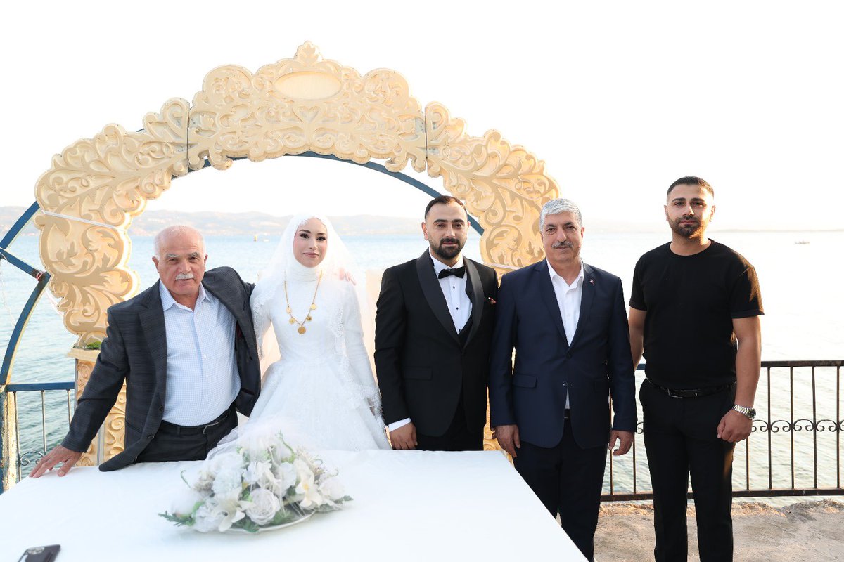 Mutluluklarına ve heyecanlarına ortak olduğumuz; 

📌Şeyma &amp; Gökhan
📌İlknur &amp; Burak
📌Ayşenur &amp; Abdullah
📌Tuğba &amp; Gökhan kardeşlerime iki cihan saadeti diliyorum.
 
#BuŞehirHepimizin