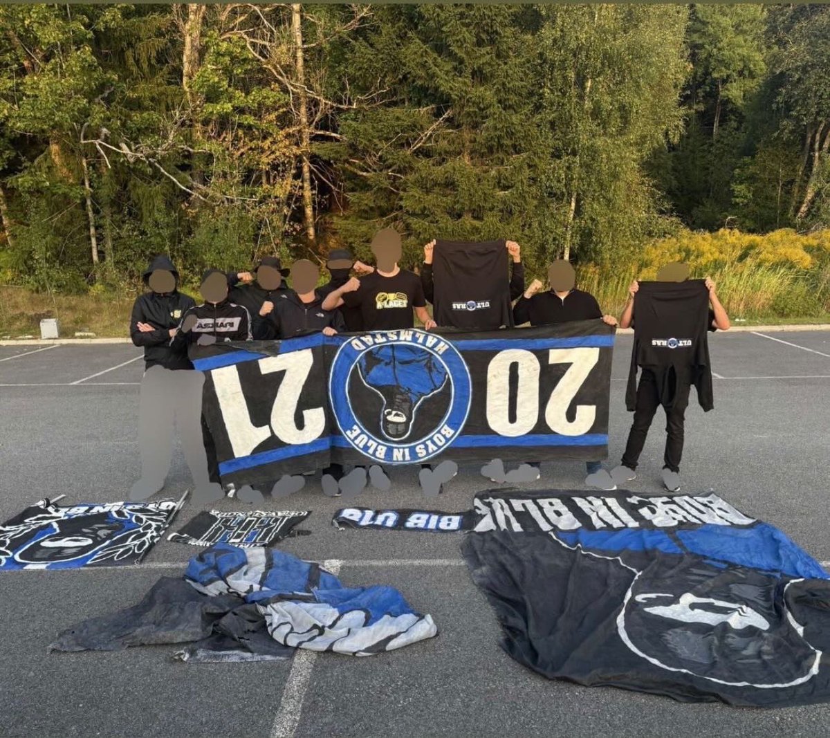 Sektion U Elfsborg tog Boys In Blue Halmstad banderoll och flaggor idag