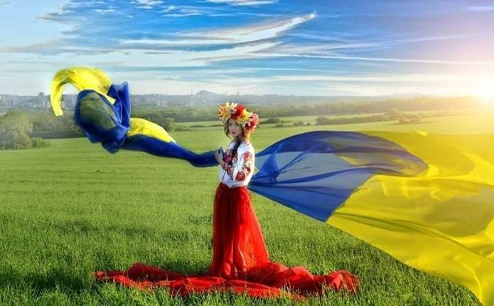 С днём Незалежности Украину и всех прекрасных украинцев! 

Пусть Украина живёт и процветает и Россия рядом с ней, мирная и демократическая, а Путін хай швиденько здохне від заздрощів до сили й краси Українi!